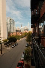 525 W Superior St, Unit 322 in Chicago, IL - Building Photo - Building Photo