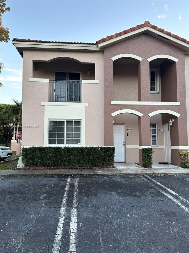 14303 SW 96th St in Miami, FL - Foto de edificio - Building Photo