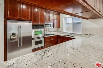 2306 Fox Hills Dr in Los Angeles, CA - Building Photo - Building Photo