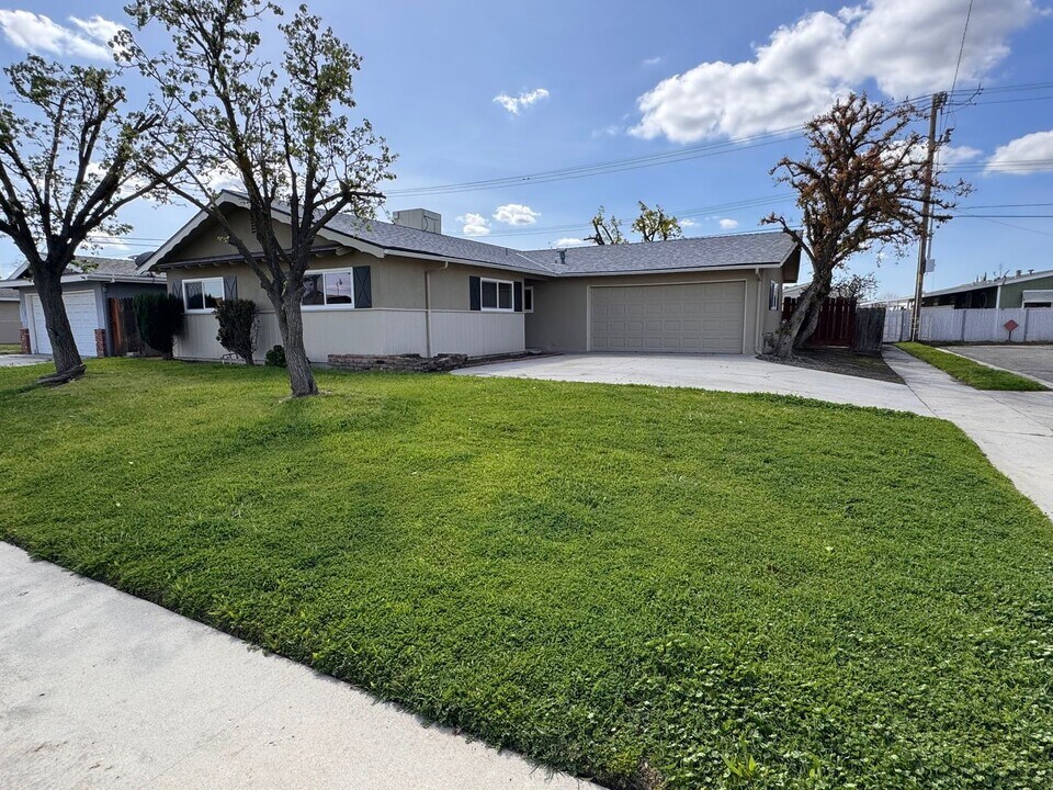 1412 Mildred St in Hanford, CA - Building Photo