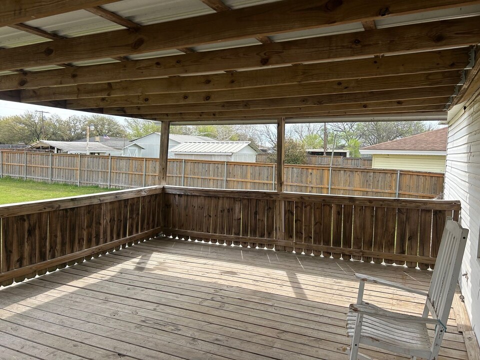 113 S Booth St in Mart, TX - Building Photo