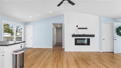 82 Primrose Dr in East Greenwich, RI - Building Photo - Building Photo