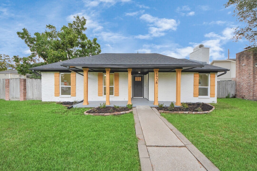 6938 Trail Valley Way in Houston, TX - Foto de edificio