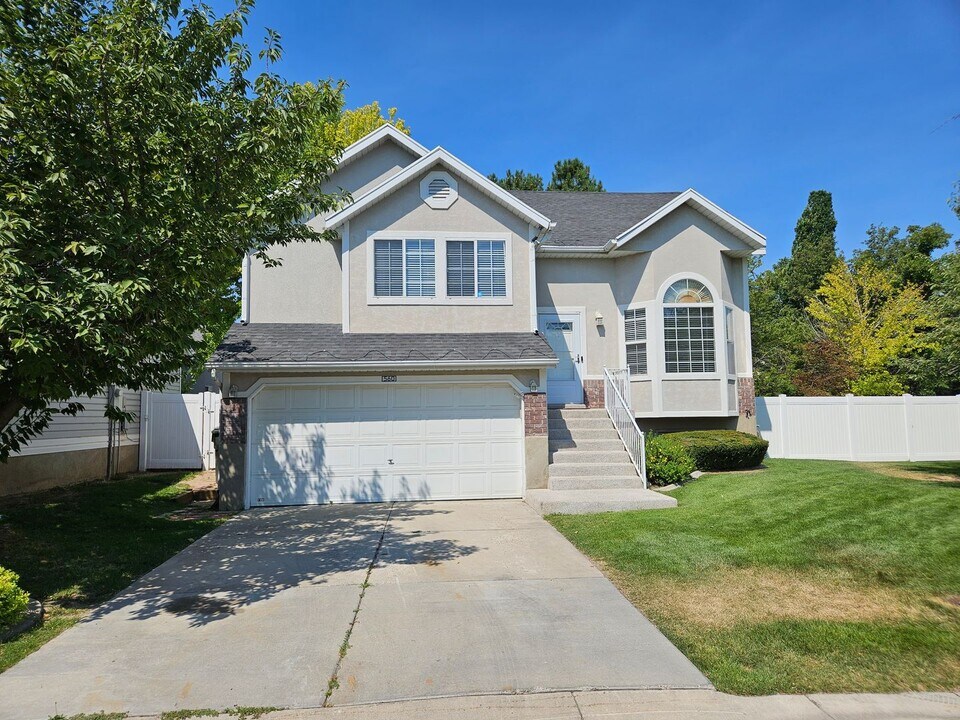 560 Downing St in Midvale, UT - Building Photo