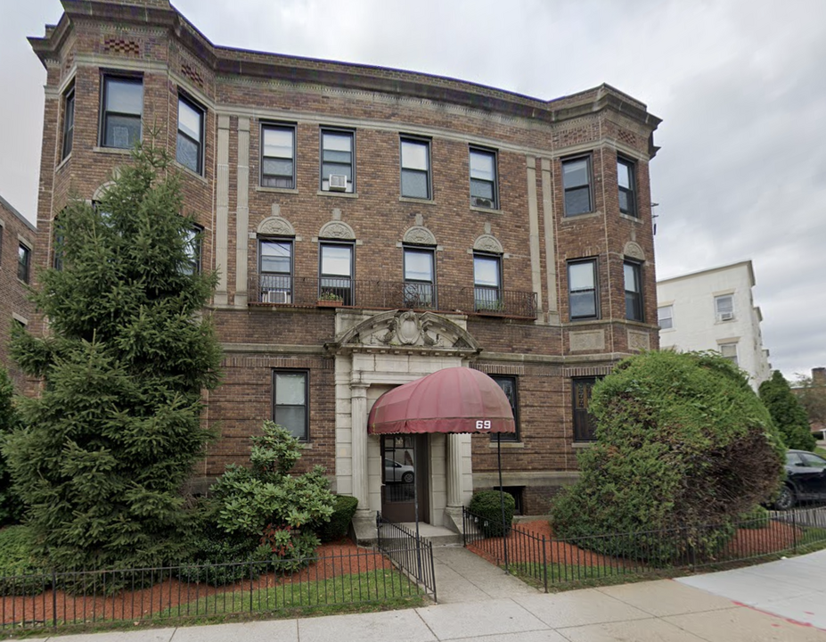 69 Quint Ave, Unit 4 in Boston, MA - Foto de edificio