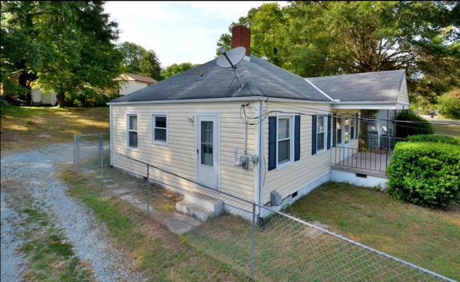 1607 Robinhood Rd in Durham, NC - Foto de edificio - Building Photo