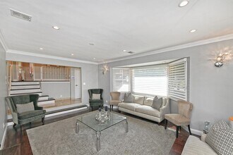 2 Cherrywood Ln in Port Washington, NY - Foto de edificio - Building Photo