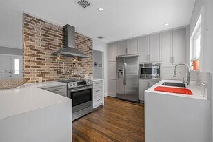 5850 SW 47th St in Miami, FL - Building Photo
