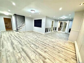 107 Baker Hill Rd in Great Neck, NY - Building Photo - Building Photo