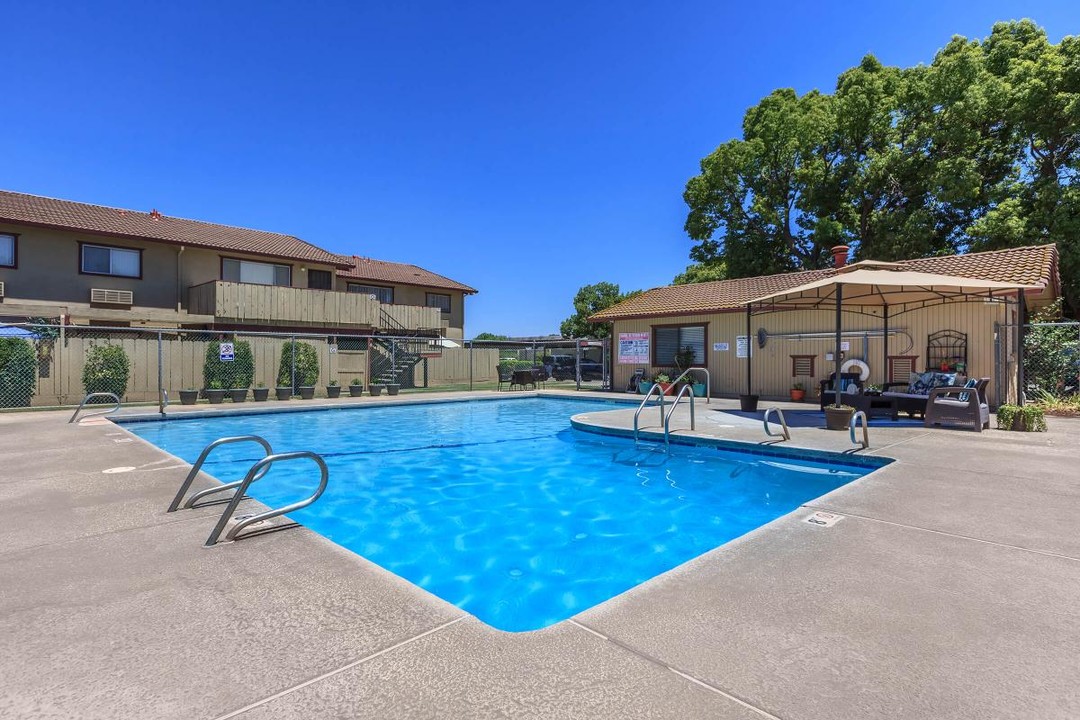 Meadowlark Apartments in Merced, CA - Foto de edificio