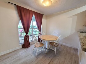 12908 Meadowbend Dr in Wellington, FL - Foto de edificio - Building Photo
