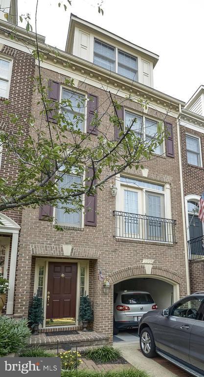 property at 2225 N Oak Ct