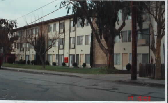 St. Clare Apartments in Redwood City, CA - Foto de edificio - Building Photo