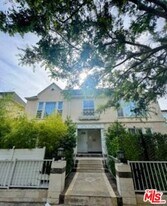 137 Crescent Dr in Beverly Hills, CA - Building Photo
