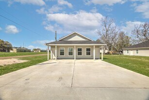 201 N Bay in Anahuac, TX - Building Photo
