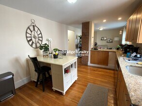 78 Ten Hills Rd, Unit 1 in Somerville, MA - Building Photo - Building Photo
