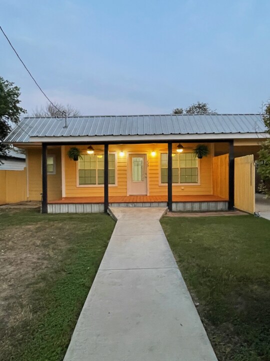 235 E Calera St in Uvalde, TX - Building Photo