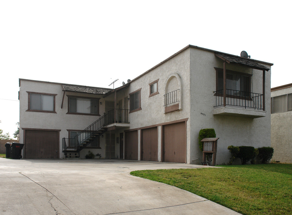 9221 Wheeler Ct in Fontana, CA - Foto de edificio