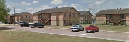 2200 N Adams St in Beeville, TX - Building Photo - Building Photo