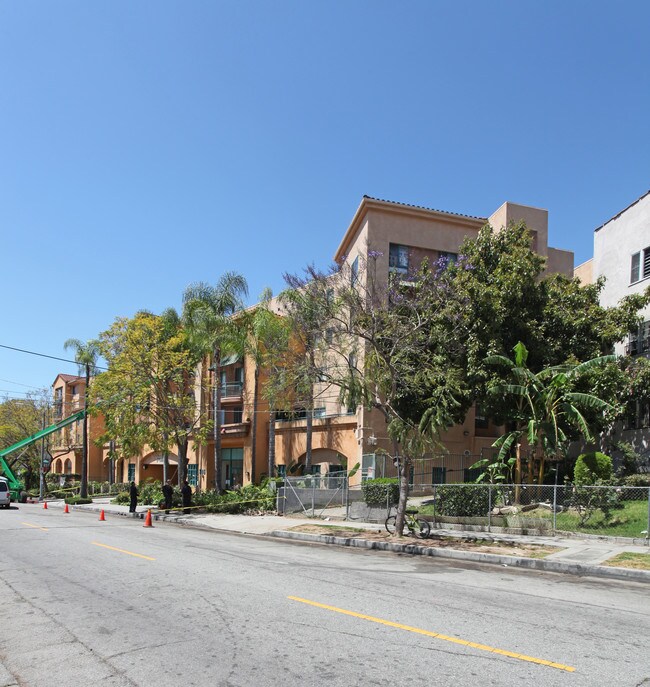 La Villa Mariposa in Los Angeles, CA - Foto de edificio - Building Photo