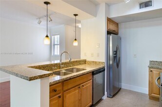 2458 Centergate Dr in Miramar, FL - Building Photo - Building Photo