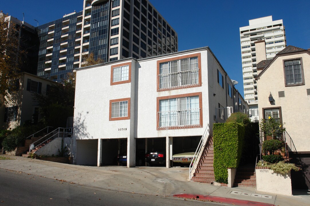 10709 Ashton Ave in Los Angeles, CA - Building Photo