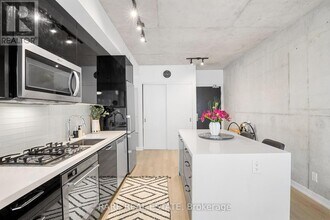 55-355 Ontario St in Toronto, ON - Building Photo - Building Photo