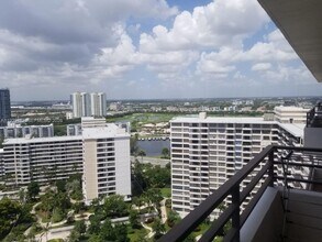 2500 Parkview Dr, Unit 2517 in Hallandale Beach, FL - Building Photo - Building Photo