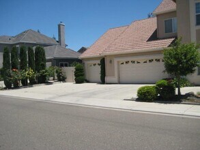 2704 Alysheba Ave in Modesto, CA - Building Photo - Building Photo