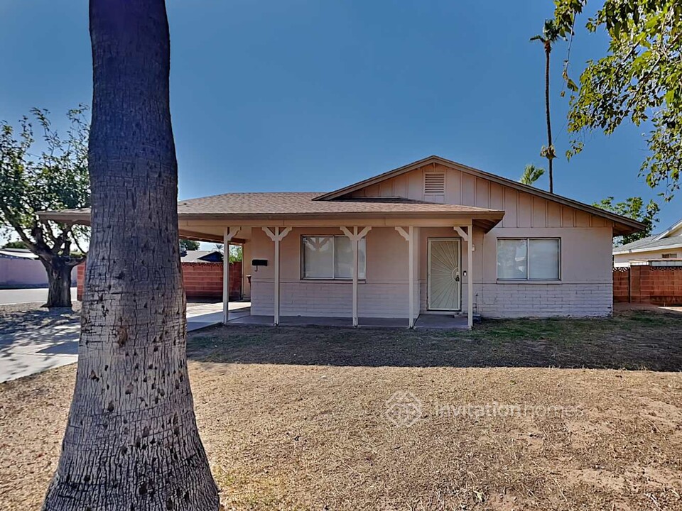 8549 E Clarendon Ave in Scottsdale, AZ - Foto de edificio