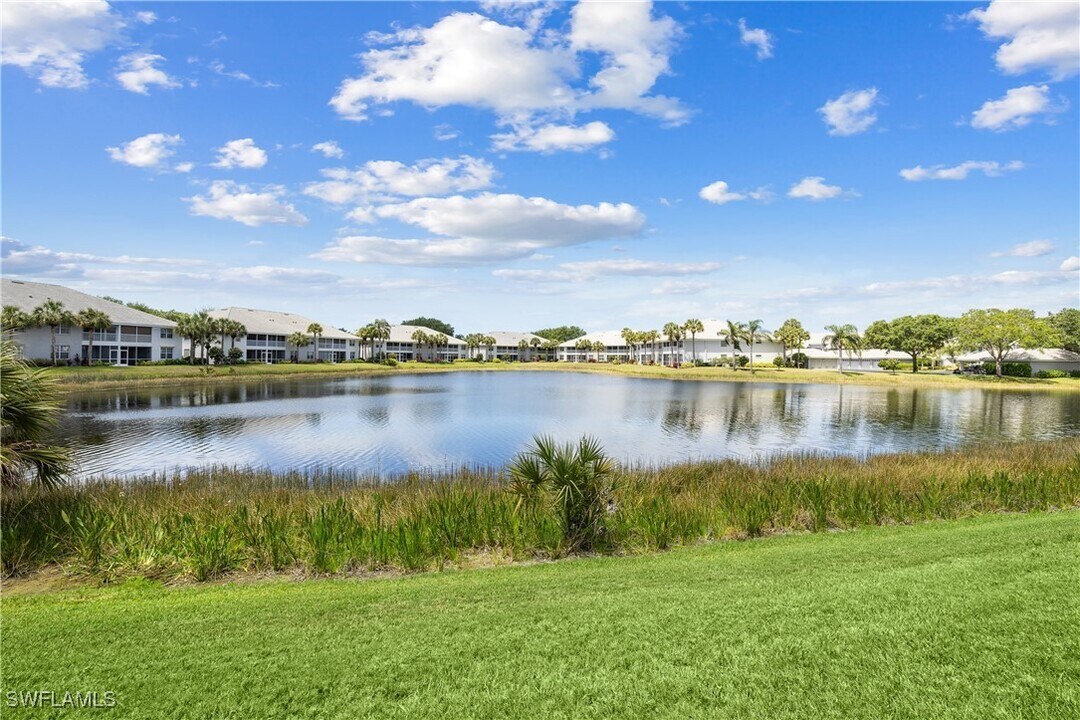 2295 Carrington Ct in Naples, FL - Building Photo