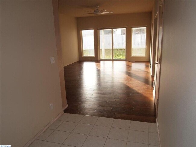 324 W Canyon Lakes Dr in Kennewick, WA - Building Photo - Building Photo