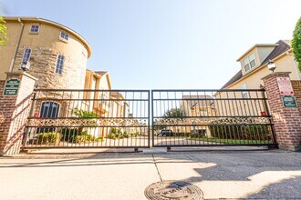 1314 Sherwood Springs Ln in Houston, TX - Building Photo - Building Photo