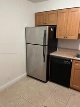 5221 Geneva Way, Unit 302 in Doral, FL - Foto de edificio - Building Photo