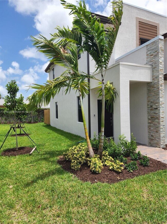 965 NE 211th St in North Miami Beach, FL - Building Photo - Building Photo