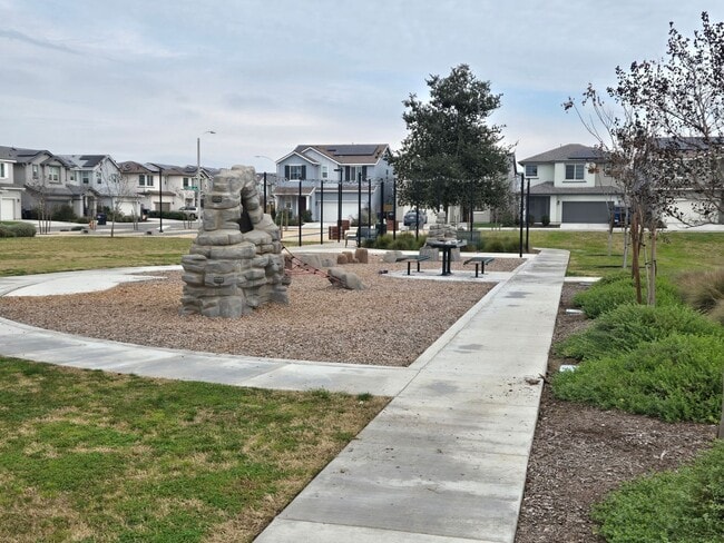 3021 N Sowell St in Visalia, CA - Building Photo - Building Photo