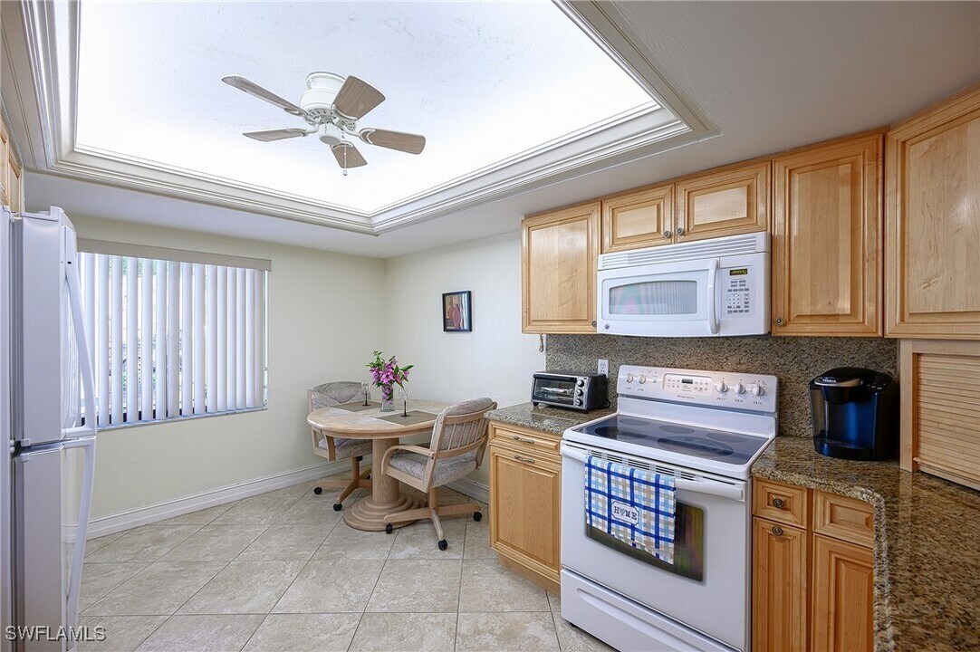 595 Beachwalk Cir in Naples, FL - Building Photo