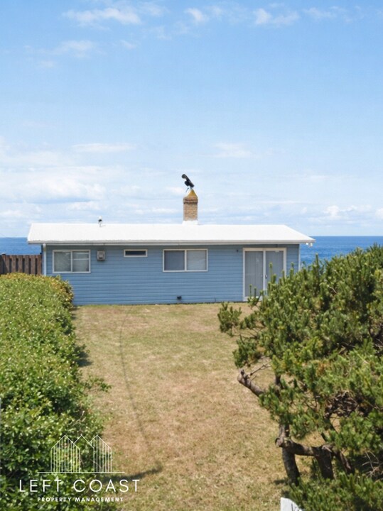 2322 NW Inlet Ave in Lincoln City, OR - Building Photo