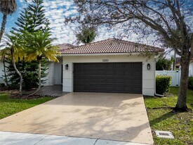 16894 Crestview Ln in Weston, FL - Building Photo