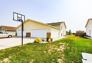 1625 41st Ave S in Moorhead, MN - Building Photo