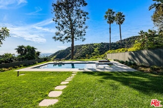 2431 Carman Crest Dr in Los Angeles, CA - Building Photo - Building Photo