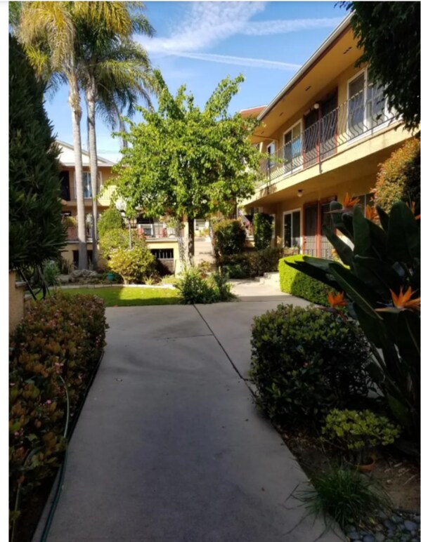 2075 E Appleton St, Unit 12 in Long Beach, CA - Foto de edificio - Building Photo