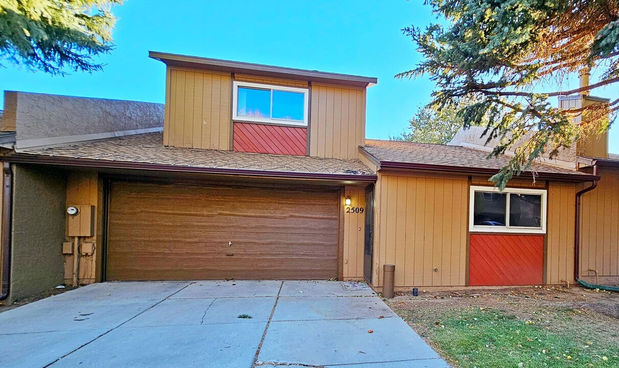 2509 Heidi Loop in Flagstaff, AZ - Foto de edificio