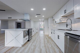 7310 Corta Calle Dr in Houston, TX - Building Photo - Building Photo