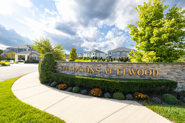 The Seasons at Elwood in East Northport, NY - Building Photo - Building Photo