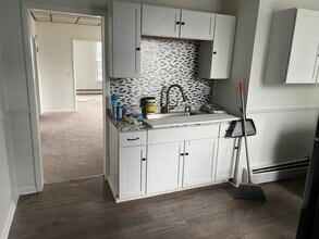 24 Cottage St, Unit 2 Bedroom minutes to HVCC in Troy, NY - Building Photo - Building Photo