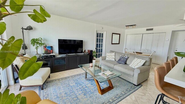 7601 Byron Ave in Miami Beach, FL - Building Photo - Building Photo