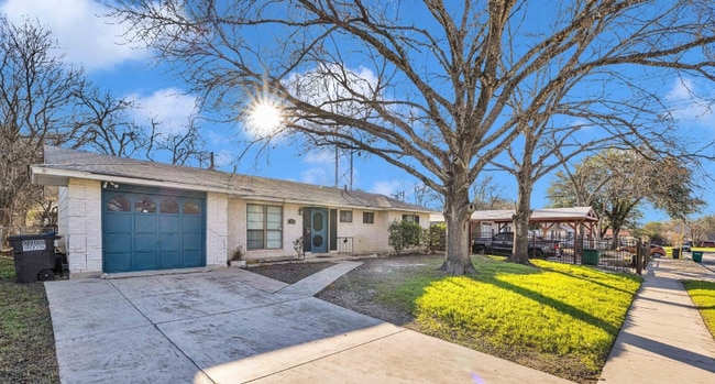 318 Avalon St in San Antonio, TX - Building Photo - Building Photo