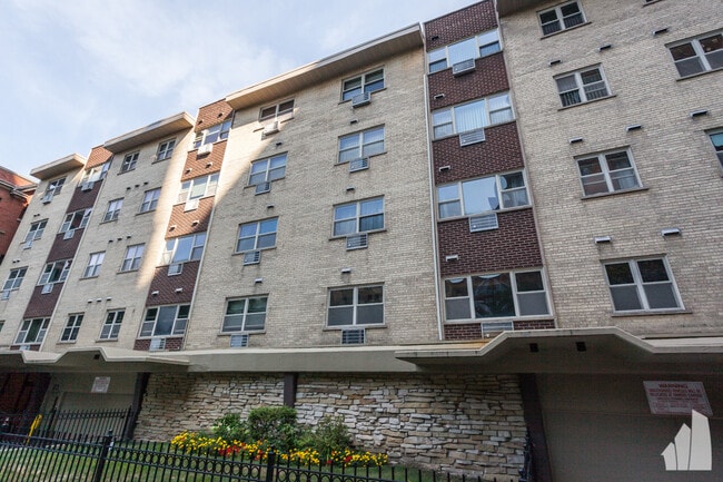 property at 420 W Aldine Ave