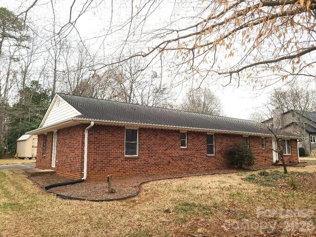 2016 Oakdale Rd in Charlotte, NC - Building Photo - Building Photo